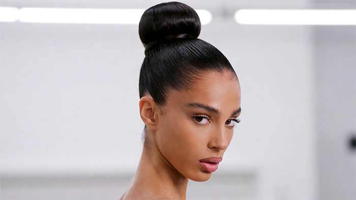 شینیون بالا ساده و مرتب (High Sleek Bun)